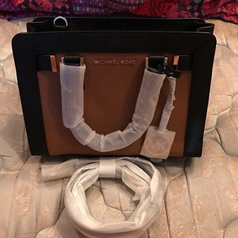 Michael Kors ( Dillion Satchel Leather)